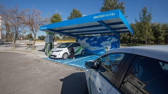 La 'maravillosa minoría' de los coches híbridos y eléctricos