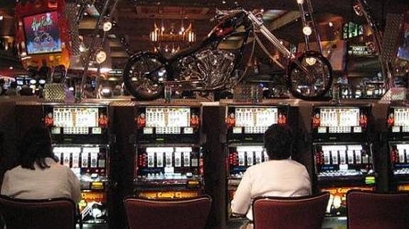 Roba 7.000 euros a su madre y los gasta en prostitutas y salas de juego