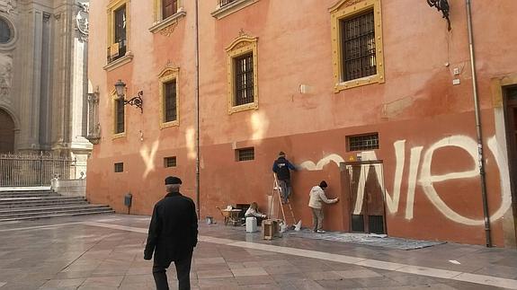 Parados de larga duración limpiarán los muros de grafitis