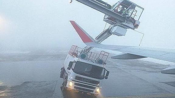 Un avión de Iberia impacta contra dos camiones y los destroza