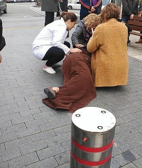 Pisa un pivote que se estaba levantado y se va al suelo