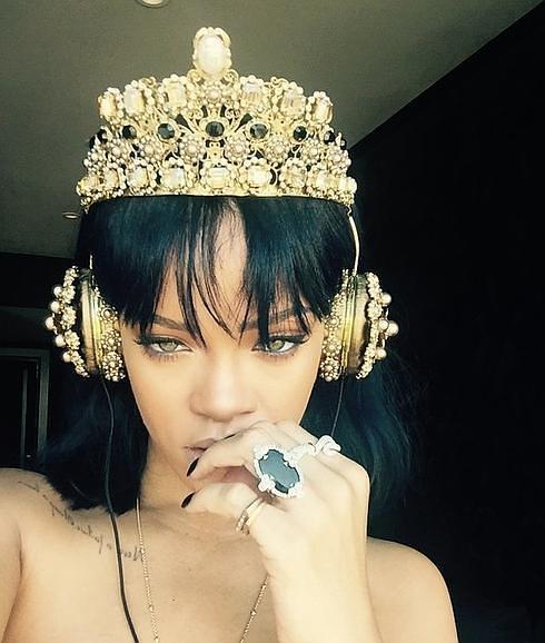 Rihanna sorprende con sus exclusivos auriculares: ¿cuánto cuestan?