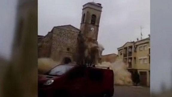 Se derrumba de forma impresionante el campanario de una iglesia de Lleida