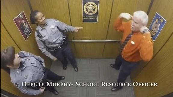 Un policía se marca un hip hop en el ascensor tras jubilarse