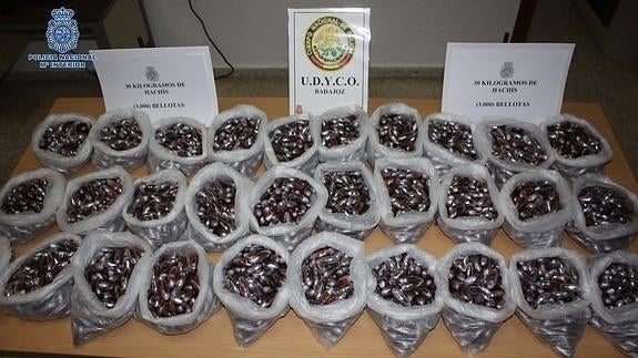 Detienen a dos 'camellos' que tenían 3.000 bellotas de hachís