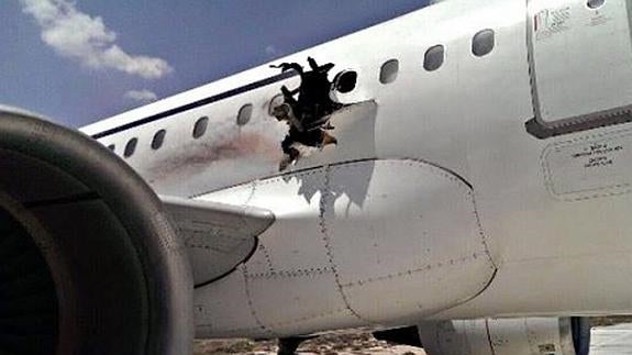 Un avión explota nada más despegar y tiene que aterrizar de emergencia