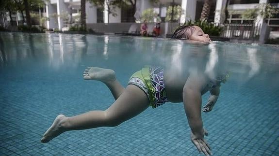 Una niña de 23 meses bate un récord de bebés nadando 200 metros en 25 minutos