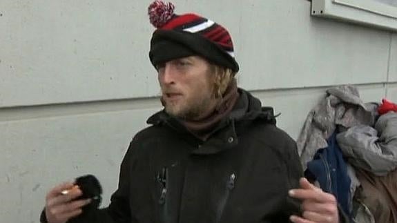 Un mendigo acepta limosna a través de tarjeta de crédito