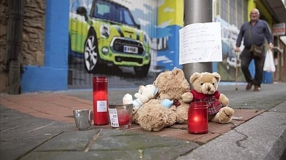 La madre de la niña arrojada por la ventana dice que el homicida intentó tirarla también