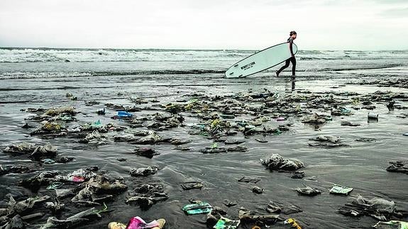 La mar asquerosa de plásticos 