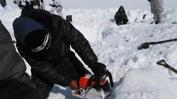 Hallan vivo a un soldado indio tras 6 días sepultado bajo 8 metros de nieve