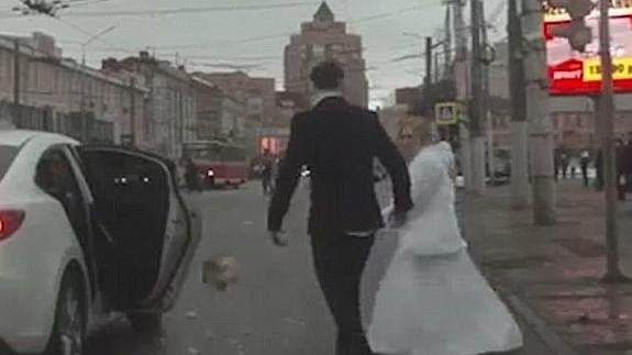 Un matrimonio fugaz: se casan y se pelean minutos después en la calle