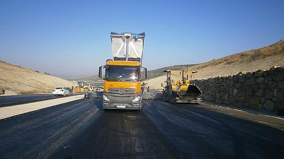 Estudiarán el comportamiento del caucho en el firme de la Autovía del Olivar