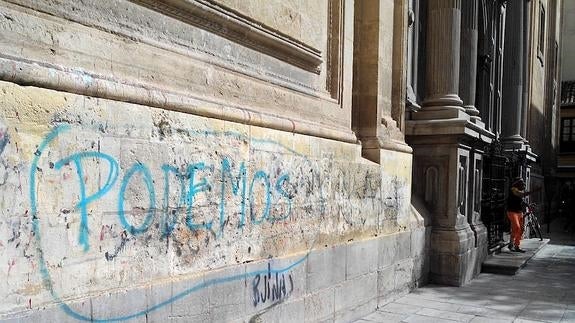 Buscan a los autores de la pintada con la palabra 'Podemos' en la fachada de la Catedral
