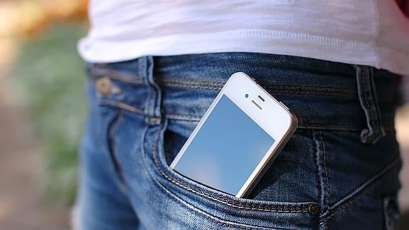 Confirman el gran peligro que supone llevar el móvil en el bolsillo