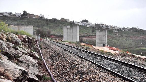 El PP admite que la obra del AVE en Loja está parada porque la empresa ha pedido más dinero