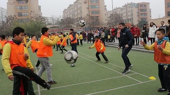 El entrenador santaferino que contribuye al crecimiento del fútbol en China