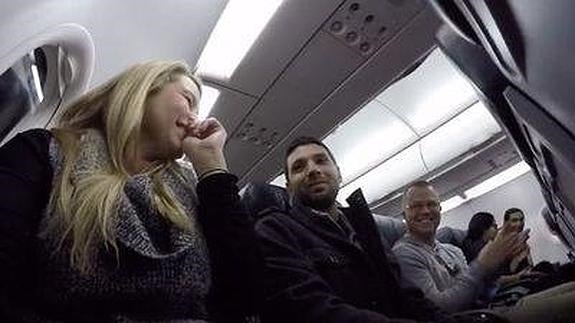 El piloto sorprende a un pasajero anunciándole que va a ser padre