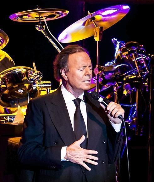 Julio Iglesias, de baja por ciática