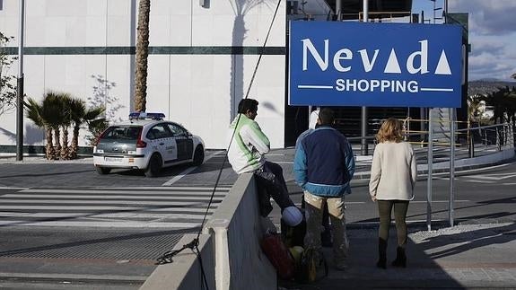 Muere al caerle una viga en la cabeza en el Centro Comercial Nevada
