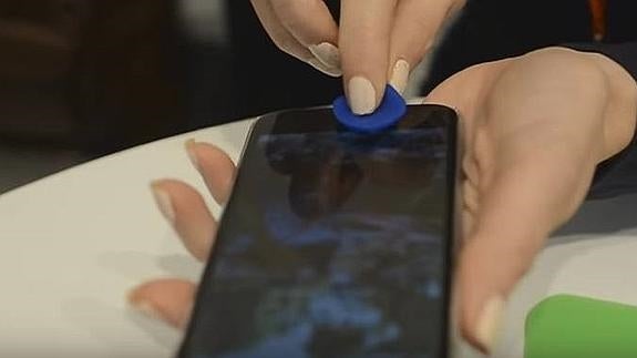 Alerta por el vídeo que explica cómo puedes desbloquear un móvil con plastilina