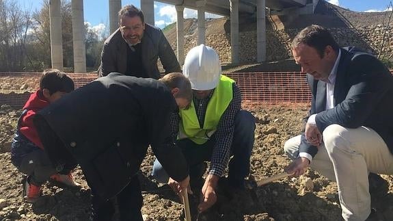 Escolares reforestan la ribera del Guadalquivir tras las obras de la Autovía del Olivar
