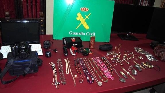 Detenidos los presuntos autores de cinco atracos y cinco robos en menos de un mes