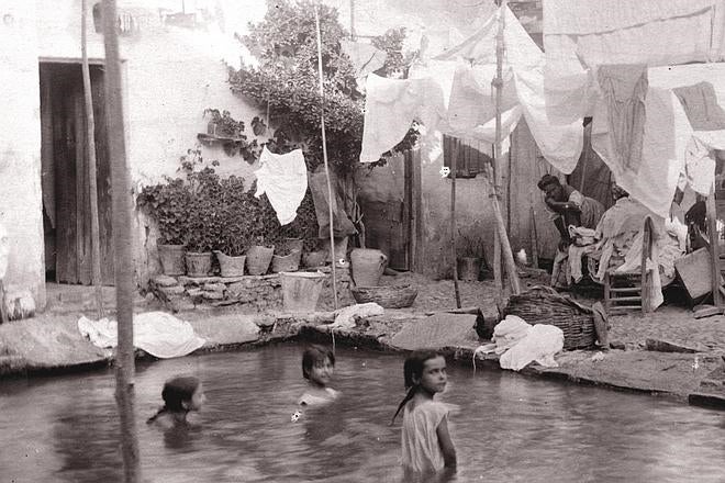 ¿En qué barrio granadino estaba esta piscina de pago?