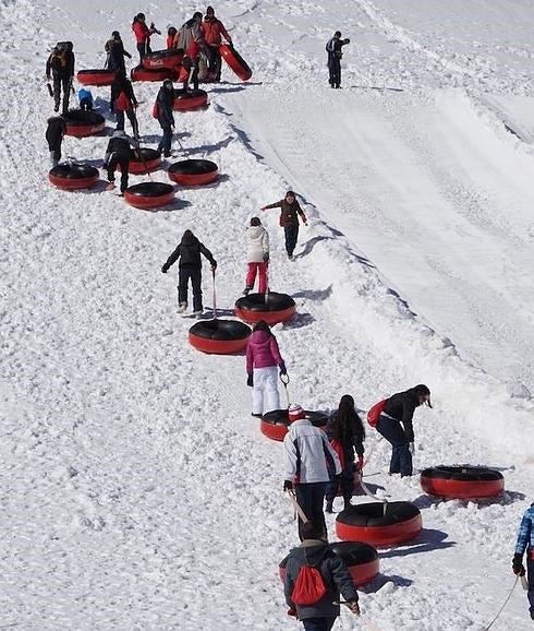 Una treintena de menores jienenses en riesgo de exclusión descubren la nieve