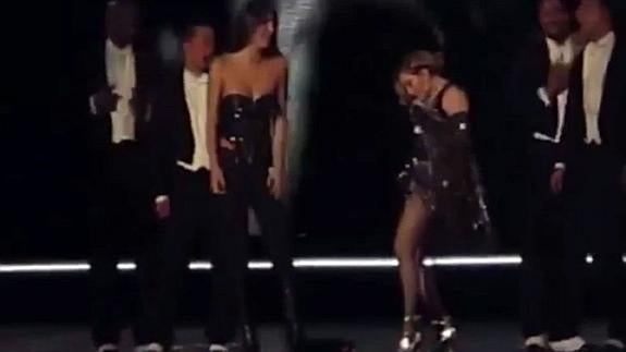 Madonna desnuda a una fan menor de edad en el escenario