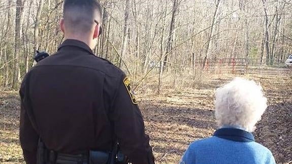 El policía y la anciana perdida que conmueven a las redes sociales
