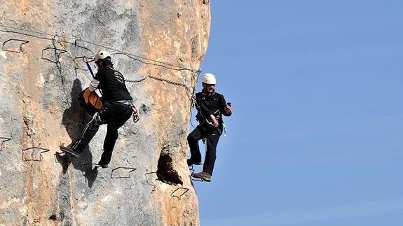 La 'democratización de las alturas' se gana a los turistas en Moclín