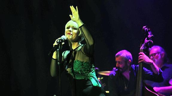 Pasión Vega recuerda a Carlos Cano y deslumbra en el Cervantes