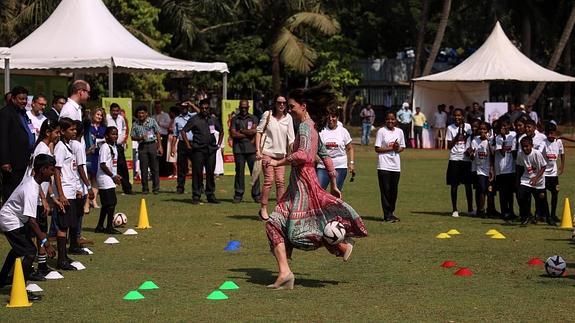 Los duques de Cambridge buscan cariño en India