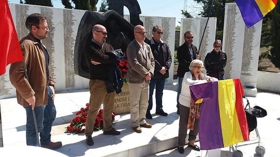 El PSOE conmemora la II República en el cementerio de San Eufrasio