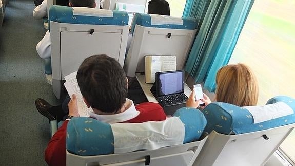 Almería tiene el único tren vetado a personas con movilidad reducida de toda España