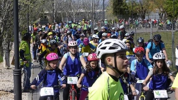 Más de 1.000 escolares participan en la Ciclo Ruta en defensa de la Vega