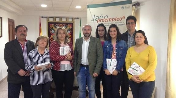 Alumnos de Jamilena, Higuera de Calatrava y Escañuela reciben guías de empleabilidad