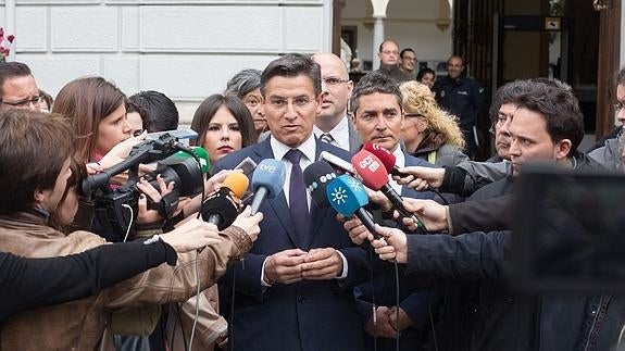 Luis Salvador declina la invitación del PP a negociar y mantendrá "su hoja de ruta" en Granada