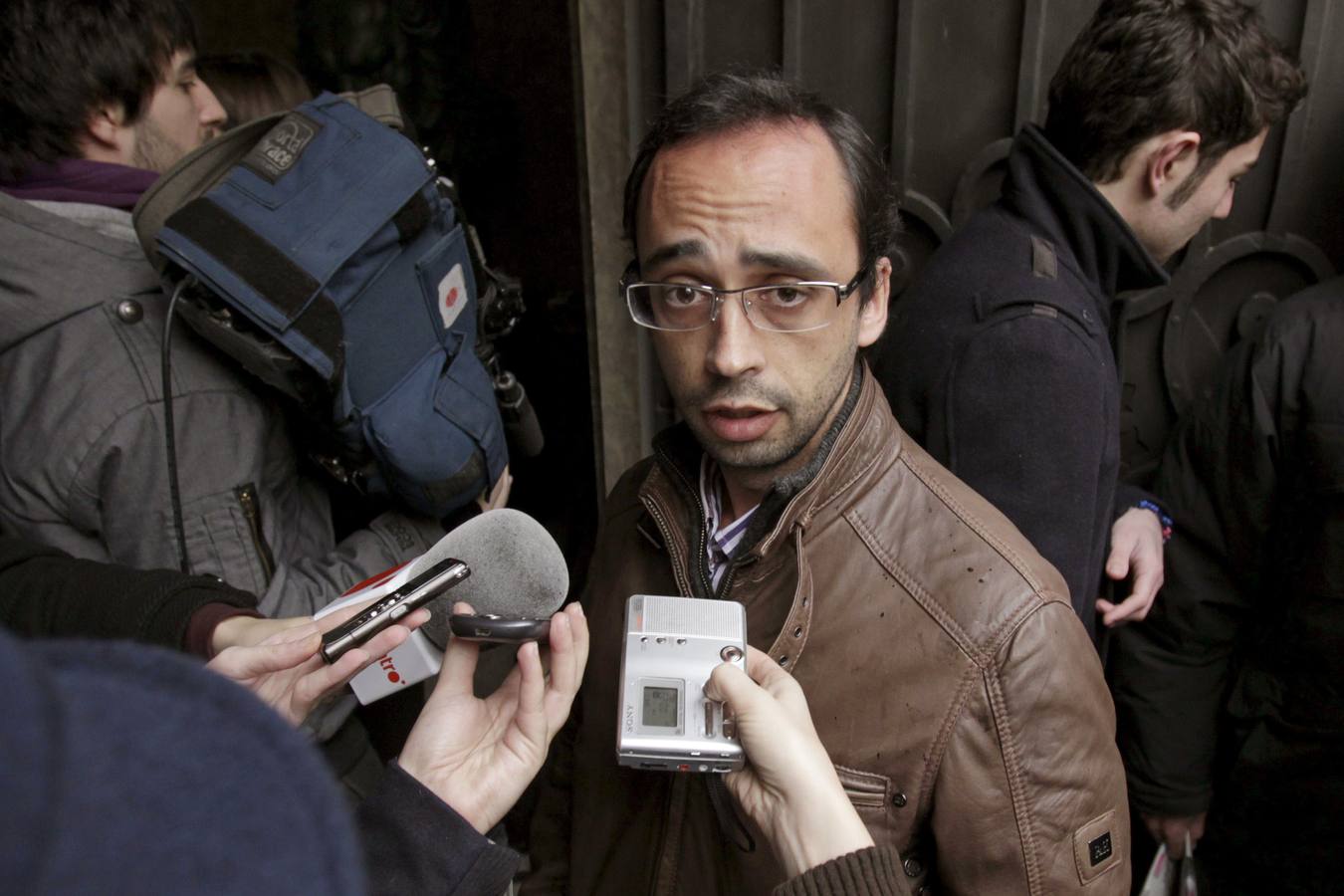 La salida de Bravo y la negociación con IU deja a Podemos en el aire