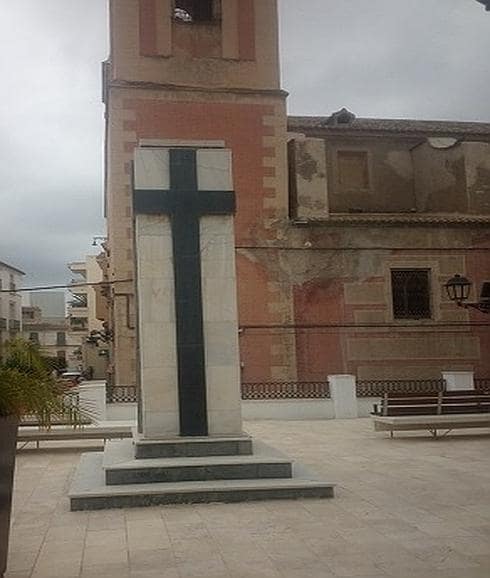 IU pide la retirada del monumento de la Cruz de los Caídos de Cuevas