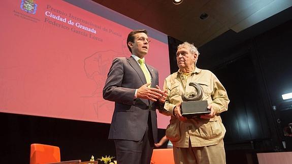 Cadenas recoge el premio Lorca de poesía para Venezuela