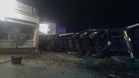 Dos heridos graves al saltar un camión la mediana de la A-4 en Andújar