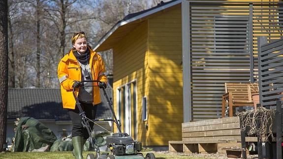 Los carteros de Finlandia hacen de todo en tu casa