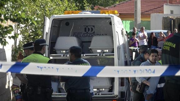 Mueren cuatro miembros de una familia en un incendio al echar gasolina a un fuego