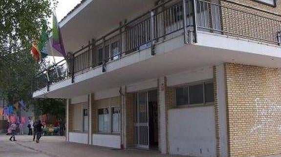 Sólo siete niños van a clase en Iznatoraf tras el suceso del hombre que intentó acceder con una navaja