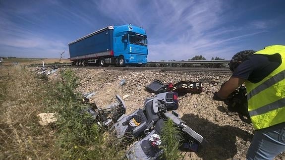 Dos muertos y 49 heridos al chocar un autobús con un camión en Córdoba