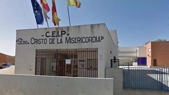 El padre y el hermano de un alumno de colegio se cuelan en el recreo y agreden a un profesor