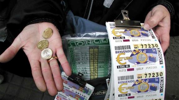Reparte 280.000 euros en premios de lotería en su primer día de trabajo
