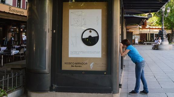 El Centro Guerrero convierte un quiosco de Bib-Rambla en una divertida cámara oscura